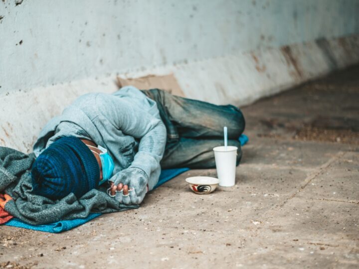 Bezdomna para uratowana z mrozu przez policję w Karpaczu – dramat na tle alkoholizmu