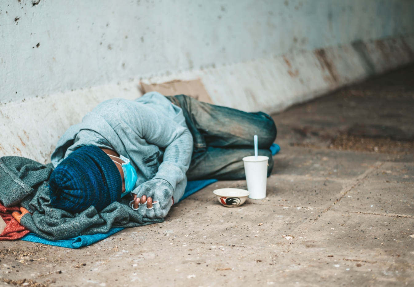 Bezdomna para uratowana z mrozu przez policję w Karpaczu – dramat na tle alkoholizmu