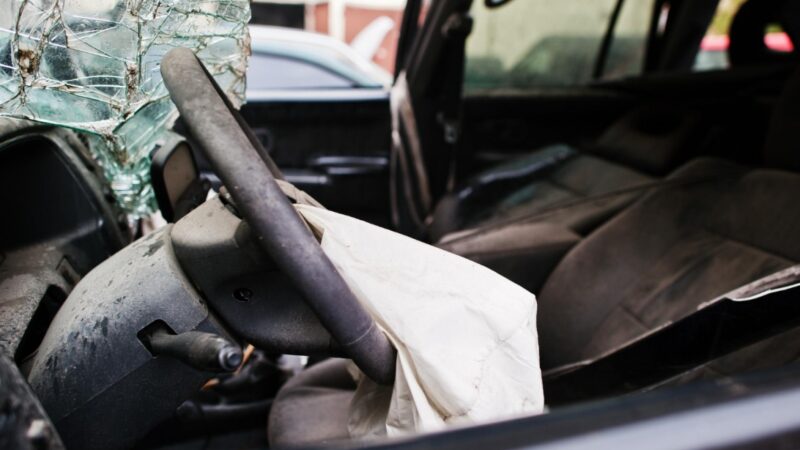 Wypadek na drodze krajowej nr 3 – samochód osobowy dachuje między Kaczorowem a Mysłowem