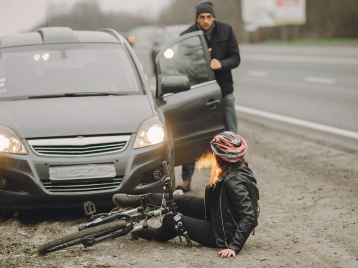 Tragiczny wypadek drogowy w Pisarzowicach: młody kierowca bez prawa jazdy uderzył w trzy drzewa