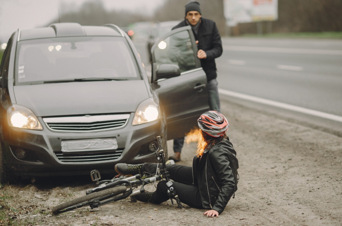 Tragiczny wypadek drogowy w Pisarzowicach: młody kierowca bez prawa jazdy uderzył w trzy drzewa