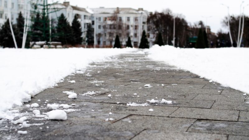 Ekstremalne warunki na drogach w Karpaczu z powodu obfitych opadów śniegu
