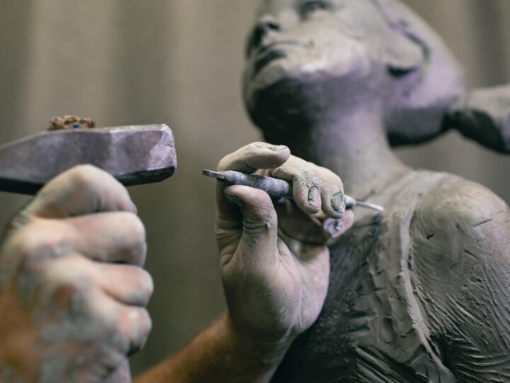 Odsłonięcie dziewiętnastego jelonka w Jeleniej Górze, zwycięskiej rzeźby Lalkarza