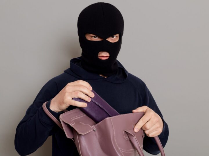 Policjant na urlopie zapobiega kradzieży w sklepie odzieżowym