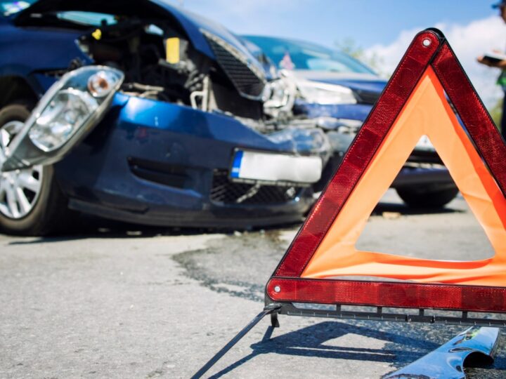 Zagrożenie na drodze: Kolizja między Kia a Suzuki na skrzyżowaniu alei Solidarności i ulicy Sudeckiej