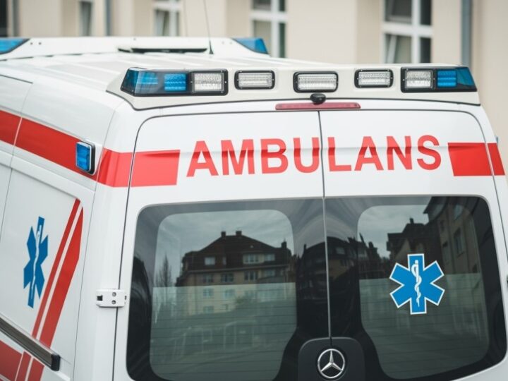 Policja w Jeleniej Górze pomaga osobom zagrożonym wychłodzeniem w zimie