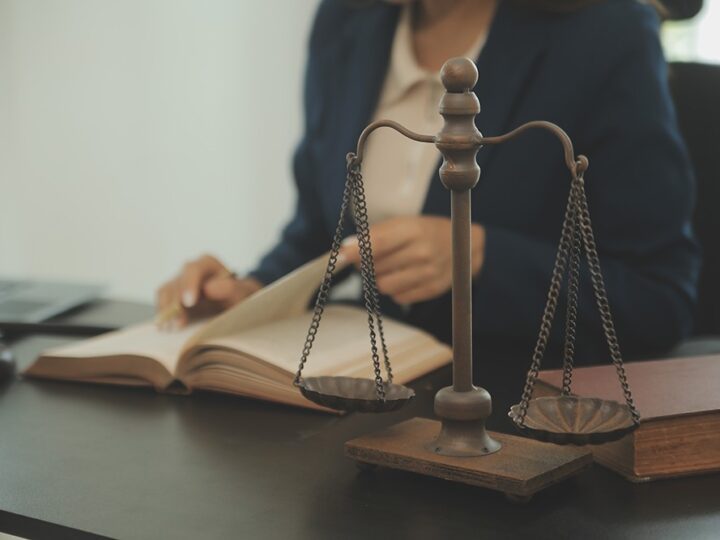 50-latek zatrzymany za posiadanie broni i amunicji znalezionej w lesie