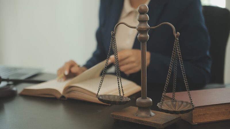 50-latek zatrzymany za posiadanie broni i amunicji znalezionej w lesie