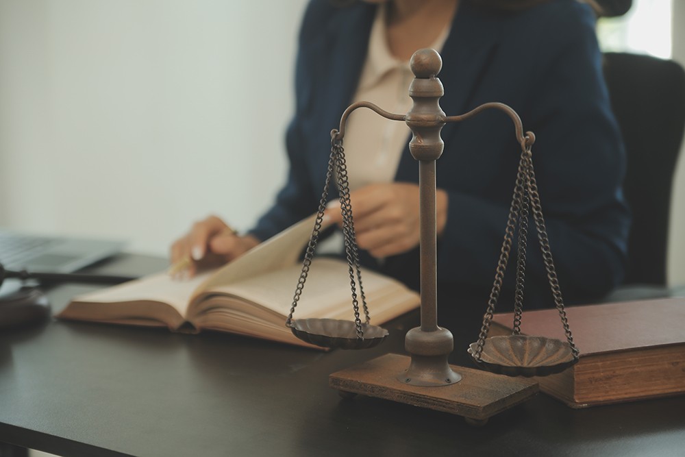 50-latek zatrzymany za posiadanie broni i amunicji znalezionej w lesie