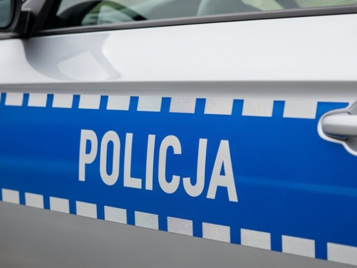 Uciekał przed policją chodnikiem. Miał dwa zakazy i narkotyki