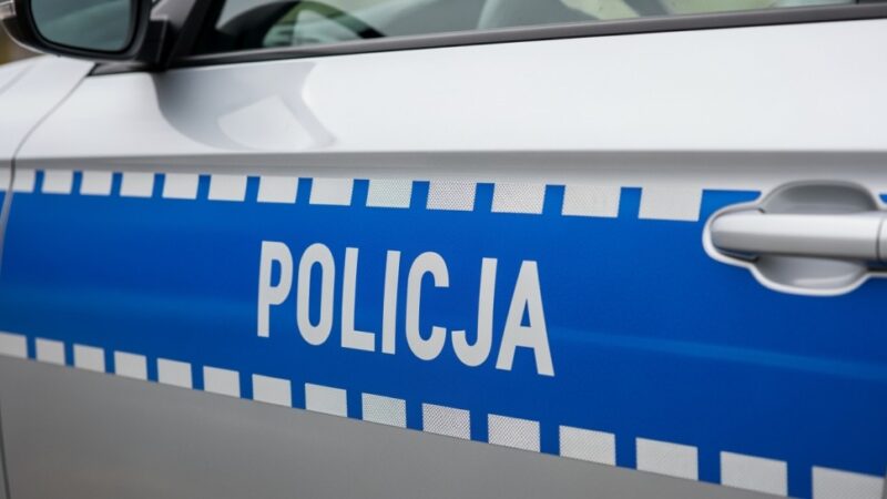 Uciekał przed policją chodnikiem. Miał dwa zakazy i narkotyki